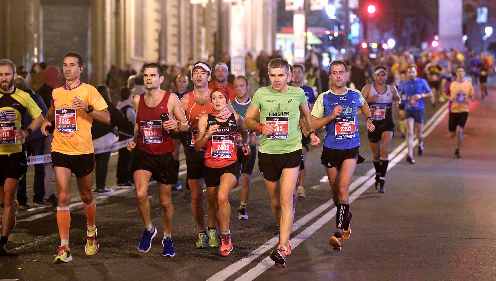 La octava edición de la 'Bilbao Night Marathon' reúne en la línea de salida a unos 11.500 corredores en sus tres distancias, de los cuales alrededor de un millar son extranjeros procedentes de 44 países de los cinco continentes.