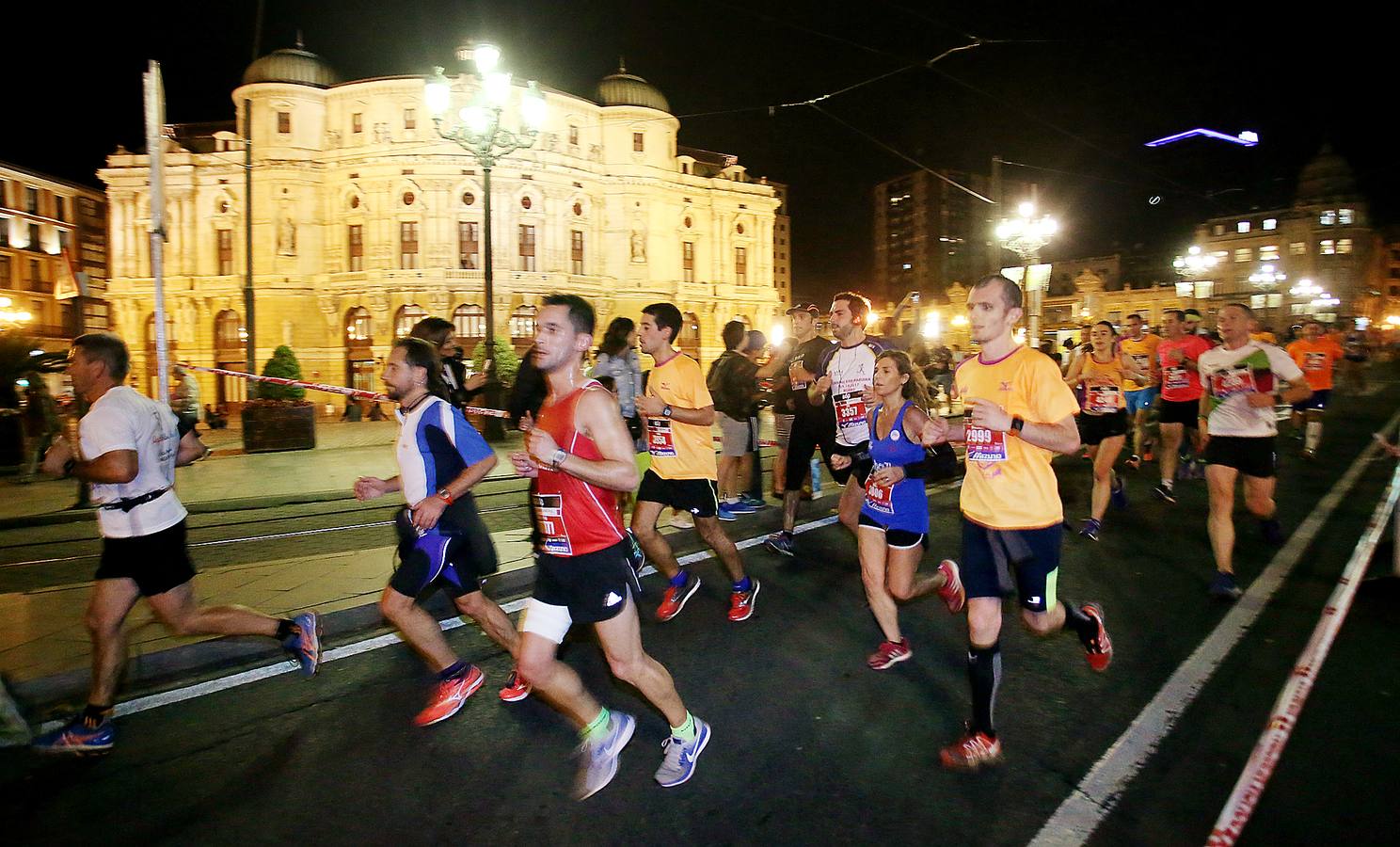 La octava edición de la 'Bilbao Night Marathon' reúne en la línea de salida a unos 11.500 corredores en sus tres distancias, de los cuales alrededor de un millar son extranjeros procedentes de 44 países de los cinco continentes.