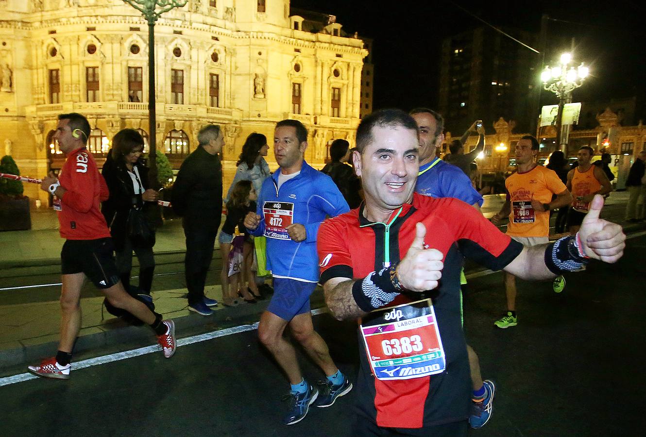 La octava edición de la 'Bilbao Night Marathon' reúne en la línea de salida a unos 11.500 corredores en sus tres distancias, de los cuales alrededor de un millar son extranjeros procedentes de 44 países de los cinco continentes.