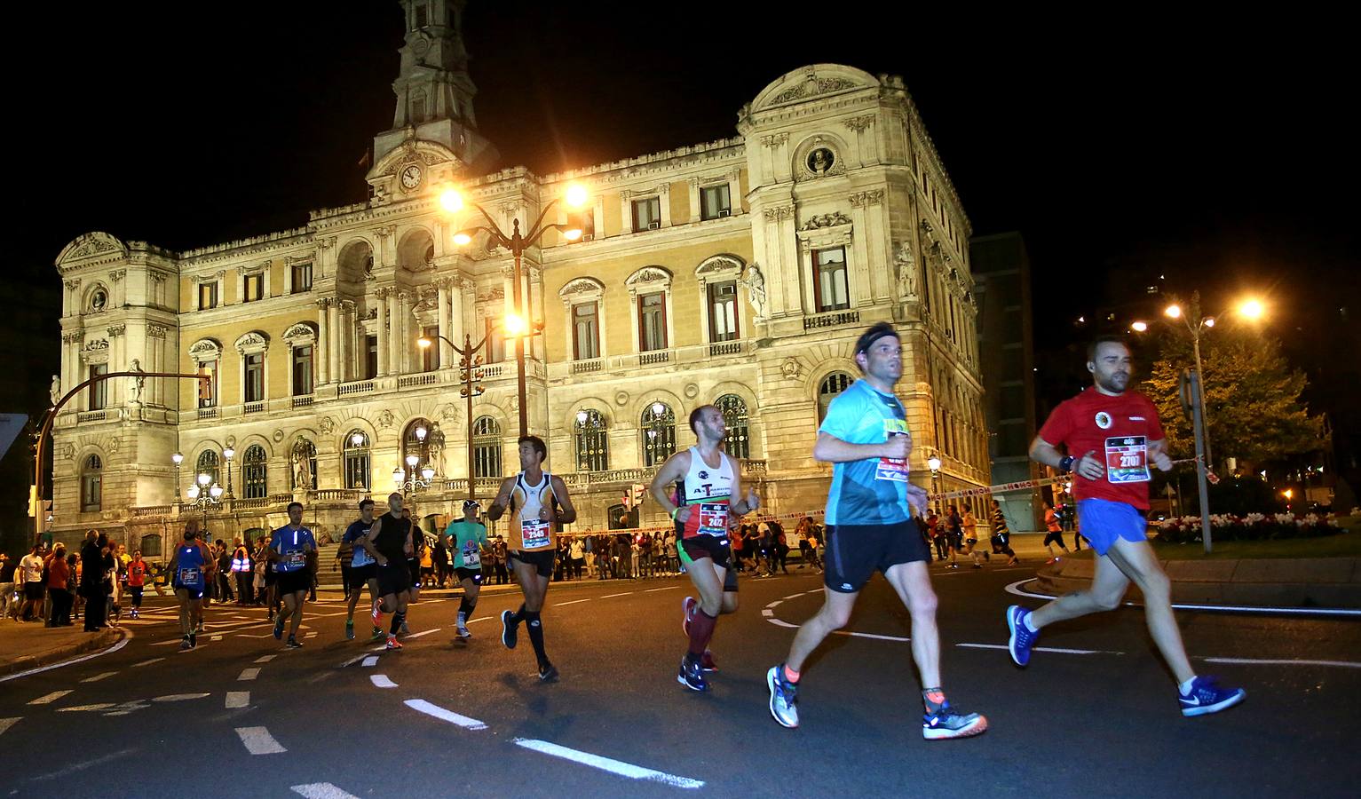 La octava edición de la 'Bilbao Night Marathon' reúne en la línea de salida a unos 11.500 corredores en sus tres distancias, de los cuales alrededor de un millar son extranjeros procedentes de 44 países de los cinco continentes.