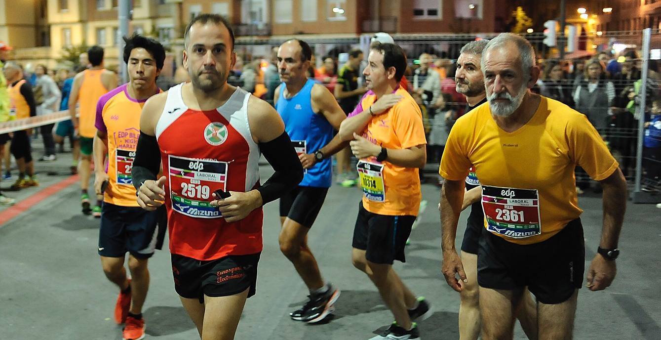 La octava edición de la 'Bilbao Night Marathon' reúne en la línea de salida a unos 11.500 corredores en sus tres distancias, de los cuales alrededor de un millar son extranjeros procedentes de 44 países de los cinco continentes.