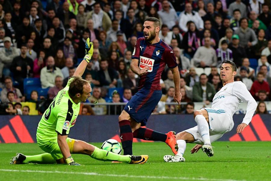 El Real Madrid quiere hacer del Bernabéu un fortín ante un Eibar que empató en el feudo blanco el pasado curso. El cuadro de Mendilibar necesita puntos para alejarse del descenso. 