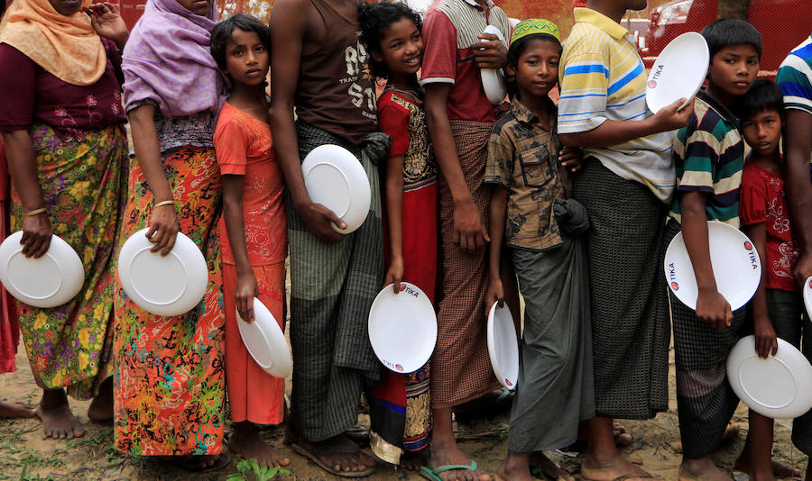 Casi medio millón de personas de esta etnia musulmana han huido de Birmania a Bangladesh. Escapan de la violencia y la represión a la que les someten las fuerzas del estado birmano, a raíz de un ataque perpetrado por un grupo insurgente el 25 de agosto. Tras cruzar la frontera, se alojan en campos de refugiados; más de 600.000 son niños