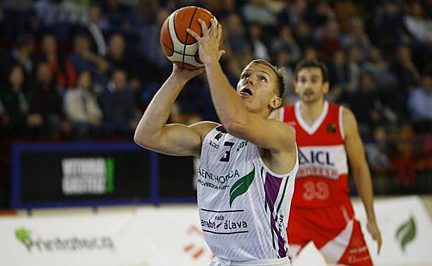 El Araberri pudieron llevarse la victoria ante un millar de aficionados en Mendizorroza. 