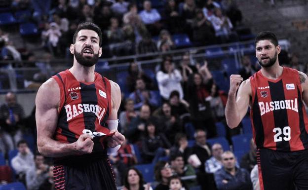 Shengelia celebra una canasta en el tramo final del partido. 