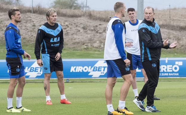 Gianni De Biasi habla con sus jugadores durante un entrenamiento.