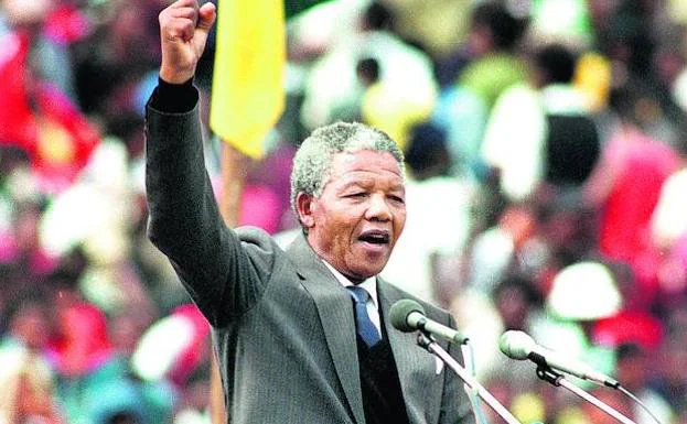 Mandela pronunció en 1990 un histórico mitin en el estadio Soccer City de Soweto.
