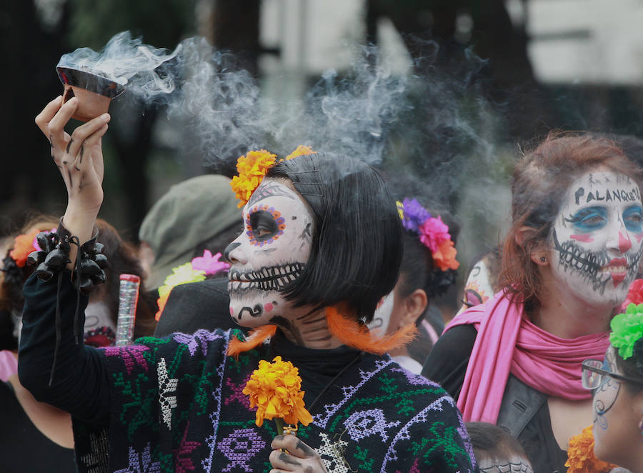 Cientos de personas participan durante el desfile de Catrinas en México. La calavera Catrina, originalmente Calavera Garbancera, creada por José Guadalupe, es actualmente la imagen más representativa del Día de los muertos, una festividad indígena mexicana que honra a los ancestros