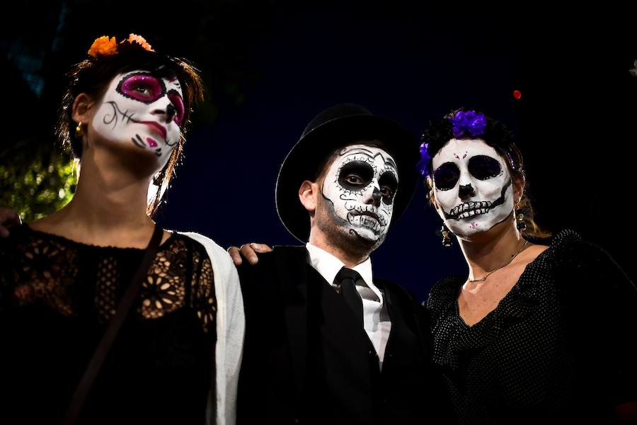 Cientos de personas participan durante el desfile de Catrinas en México. La calavera Catrina, originalmente Calavera Garbancera, creada por José Guadalupe, es actualmente la imagen más representativa del Día de los muertos, una festividad indígena mexicana que honra a los ancestros