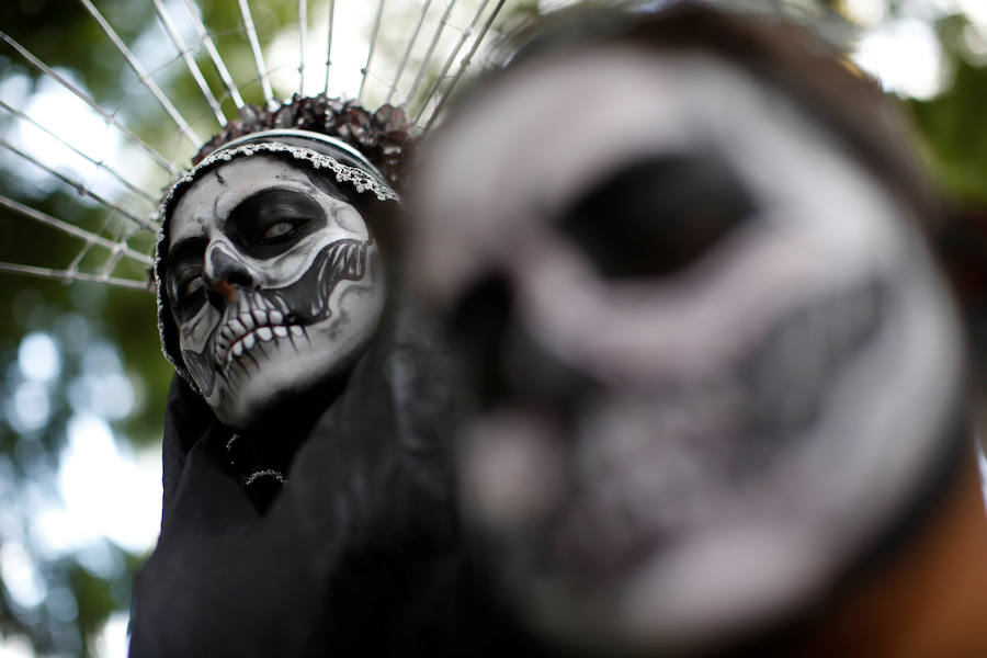 Cientos de personas participan durante el desfile de Catrinas en México. La calavera Catrina, originalmente Calavera Garbancera, creada por José Guadalupe, es actualmente la imagen más representativa del Día de los muertos, una festividad indígena mexicana que honra a los ancestros