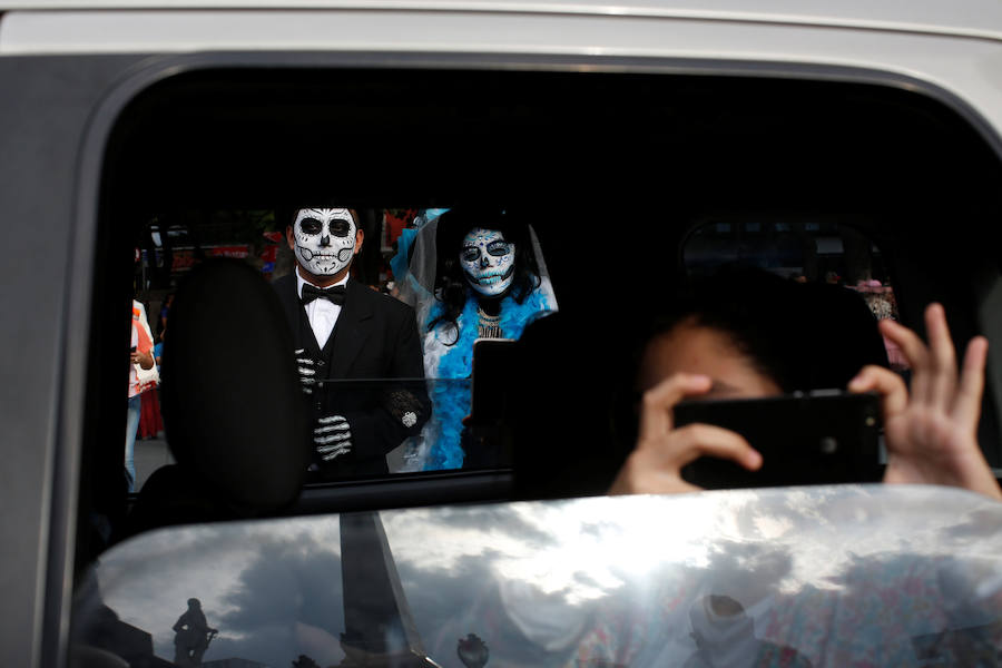 Cientos de personas participan durante el desfile de Catrinas en México. La calavera Catrina, originalmente Calavera Garbancera, creada por José Guadalupe, es actualmente la imagen más representativa del Día de los muertos, una festividad indígena mexicana que honra a los ancestros