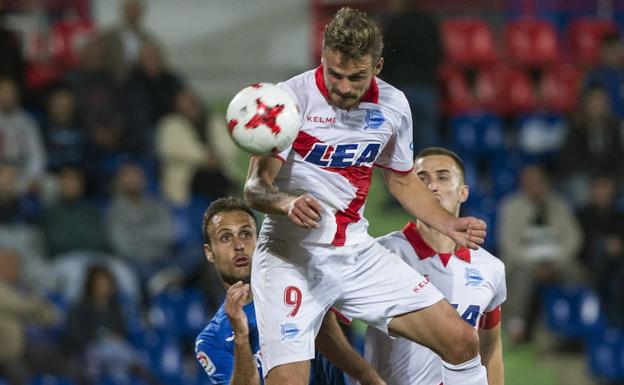 El albiazul Christian Santos, autor del único tanto del Alavés ante el Getafe, lanza el balón.