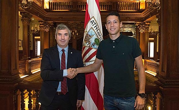 Josu Urrutia, presidente del Athletic y Mikel Vesga, tras firmar la renovación.