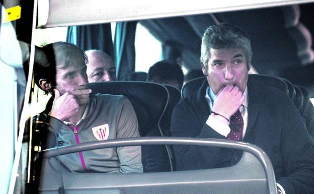 Ziganda y Urrutia, con gesto serio, en el autobús que llevó al equipo del puerto al hotel de Formentera.