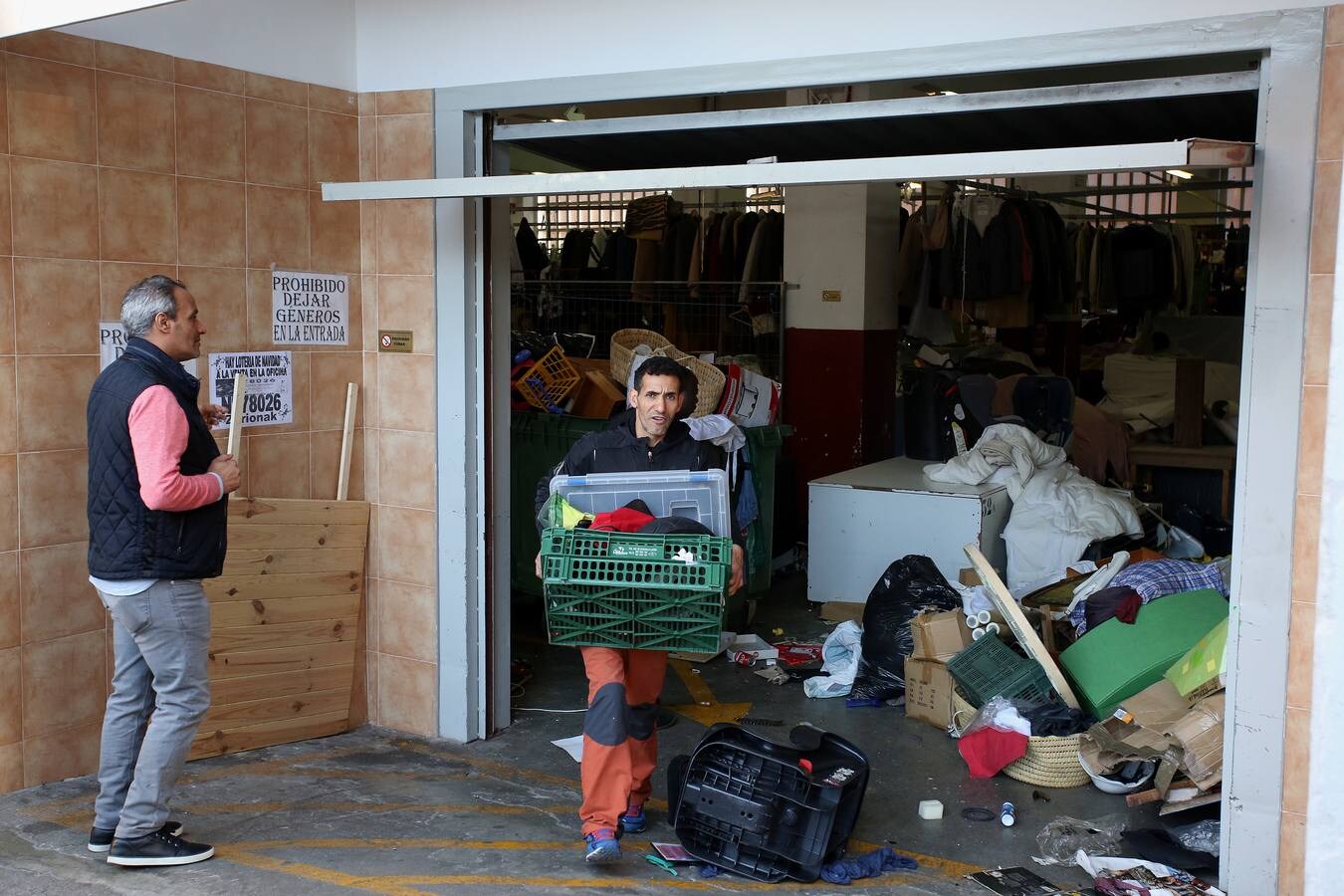 Tareas de limpieza en el mercadillo de Santutxu