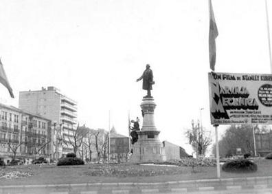 Imagen secundaria 1 - Arriba, Alex entra en prisión. Debajo, la plaza Zorrilla de Valladolid anuncia el estreno de la cinta. Alex, al inicio de la película.