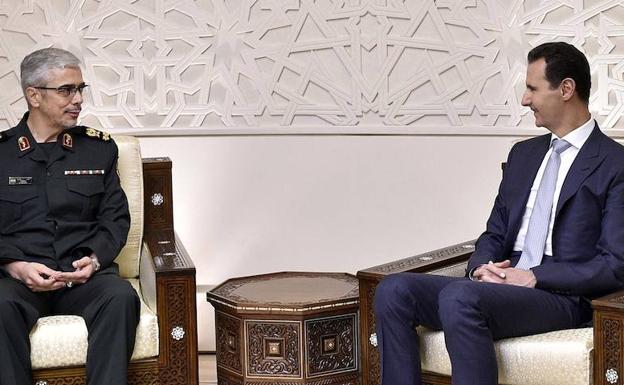 Bachar al Asad (d), durante su reunión con el jefe del Estado Mayor iraní, Mohamed Husein Bagheri. 