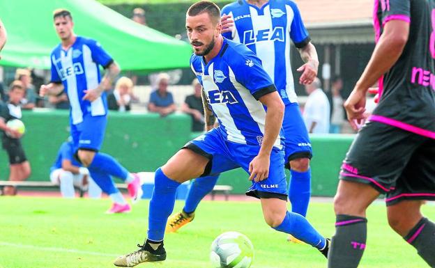 Héctor controla el balón en un amistoso veraniego disputado ante el Toulouse. 