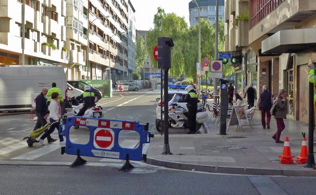 Vallas y Policía Local para regular el corte de tráfico de la calle Postas. 