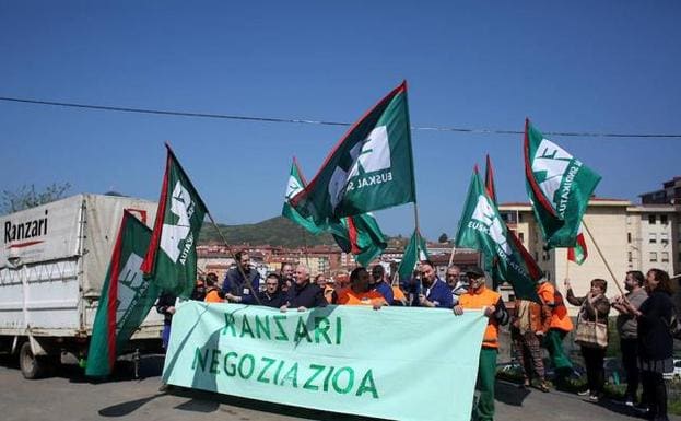 Los trabajadores de Ranzari, en una manifestación por la renovación del convenio. 