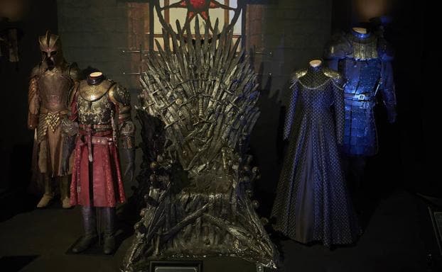 Los trajes de la Guardia Real, Jamie y Cersei Lannister y de la Montaña, alrededor del Trono de Hierro. 