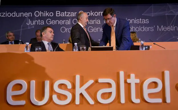 Imagen de una junta de accionistas de Euskaltel.