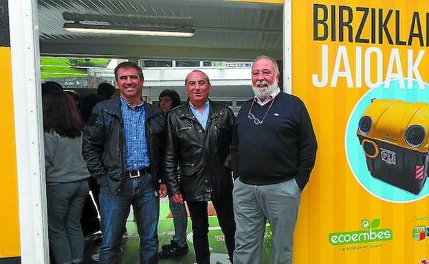 El consejero de Medio Ambiente, Iñaki Arriola, y el alcalde, Miguel de los Toyos tomaron parte en la presentación de la campaña.