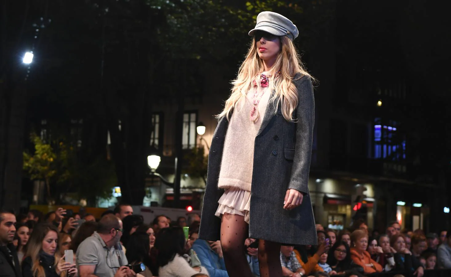 La pasarela, situada frente al Palacio foral, congregó a cientos de ciudadanos y acercó las apuestas de otoño e invierno de medio centenar de tiendas