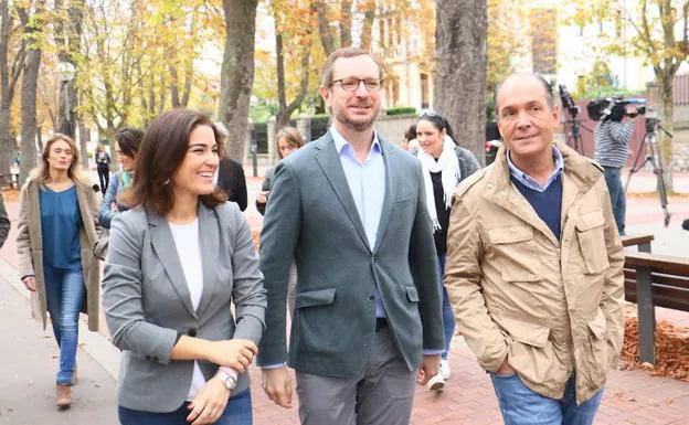 Javier Maroto pasea por Vitoria junto a los concejales Leticia Comerón y Miguel Garnica.