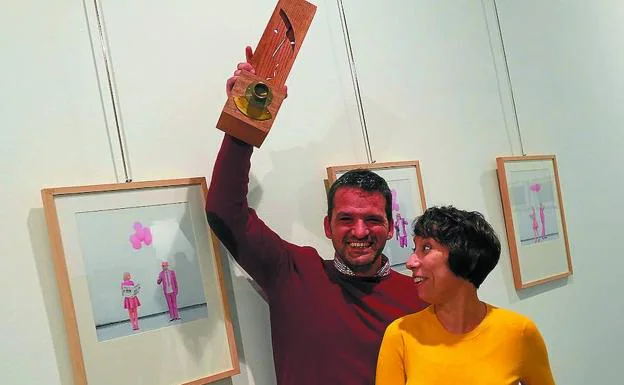 Trofeo. Oskar Manso con el premio y con su pareja Lou Matilla, la modelo en rosa.