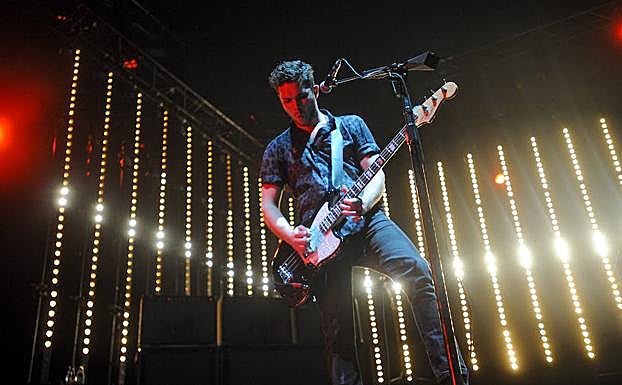 Los británicos Royal Blood defendieron su condición de nuevos refentes del rock contemporáneo más crudo.