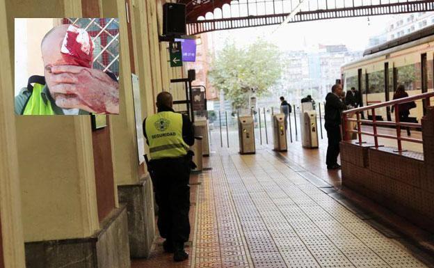 Un vigilante de seguridad, colega del agredido el miércoles en Villabona, controla la entrada al tren en la estación de Donostia.