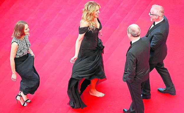 Julia Roberts camina descalza, delante de Jodie Foster, sobre la alfombra roja del Festival de Cannes de 2016.