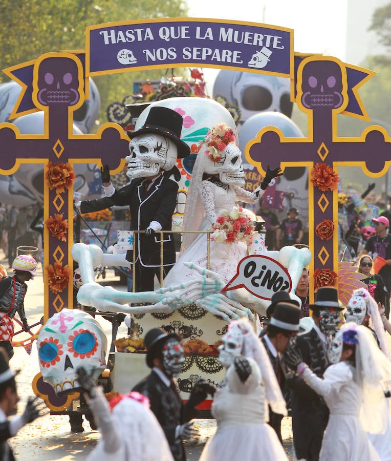 Cerca de 800 artistas y mil voluntarios participaron en el colorido trayecto de más de 6 kilómetros. En el desfile se honró a los 369 fallecidos del terremoto y se rindió tributo a los rescatistas