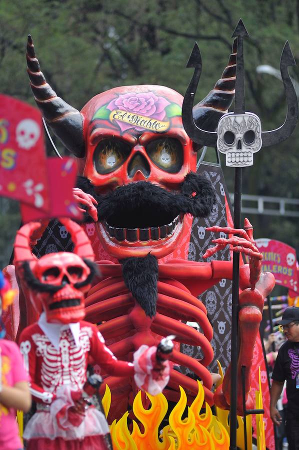 Cerca de 800 artistas y mil voluntarios participaron en el colorido trayecto de más de 6 kilómetros. En el desfile se honró a los 369 fallecidos del terremoto y se rindió tributo a los rescatistas