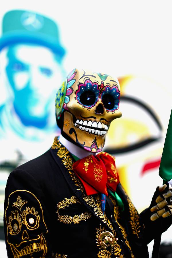 Cerca de 800 artistas y mil voluntarios participaron en el colorido trayecto de más de 6 kilómetros. En el desfile se honró a los 369 fallecidos del terremoto y se rindió tributo a los rescatistas