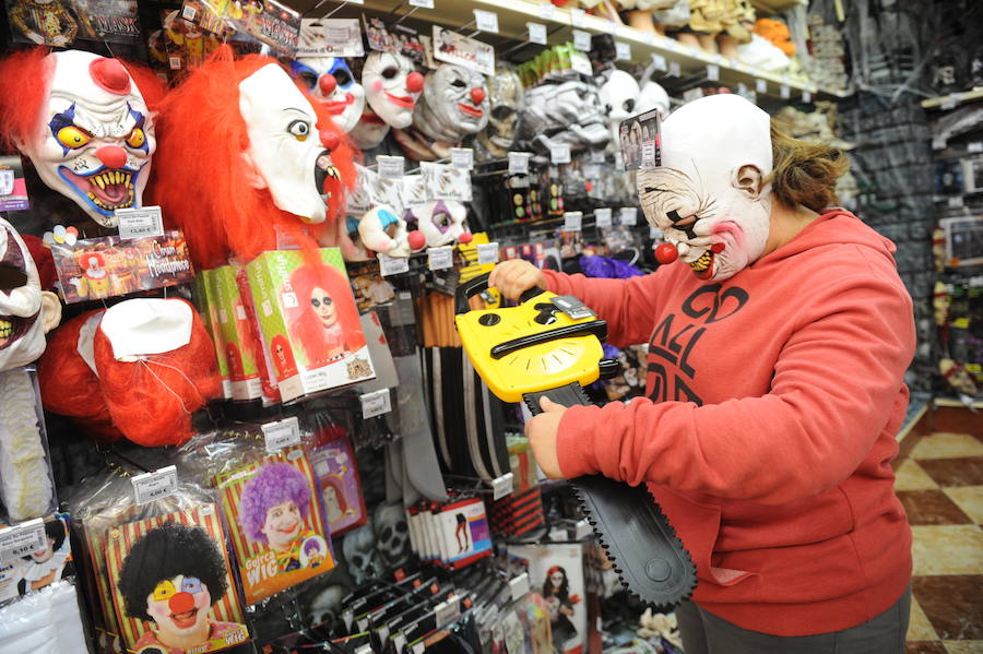Sobre patines, en una visita guiada, con una ginkana nocturna o en una de las tantas discotecas y bares de Vitoria. Vete organizando para la noche más terrorífica del año