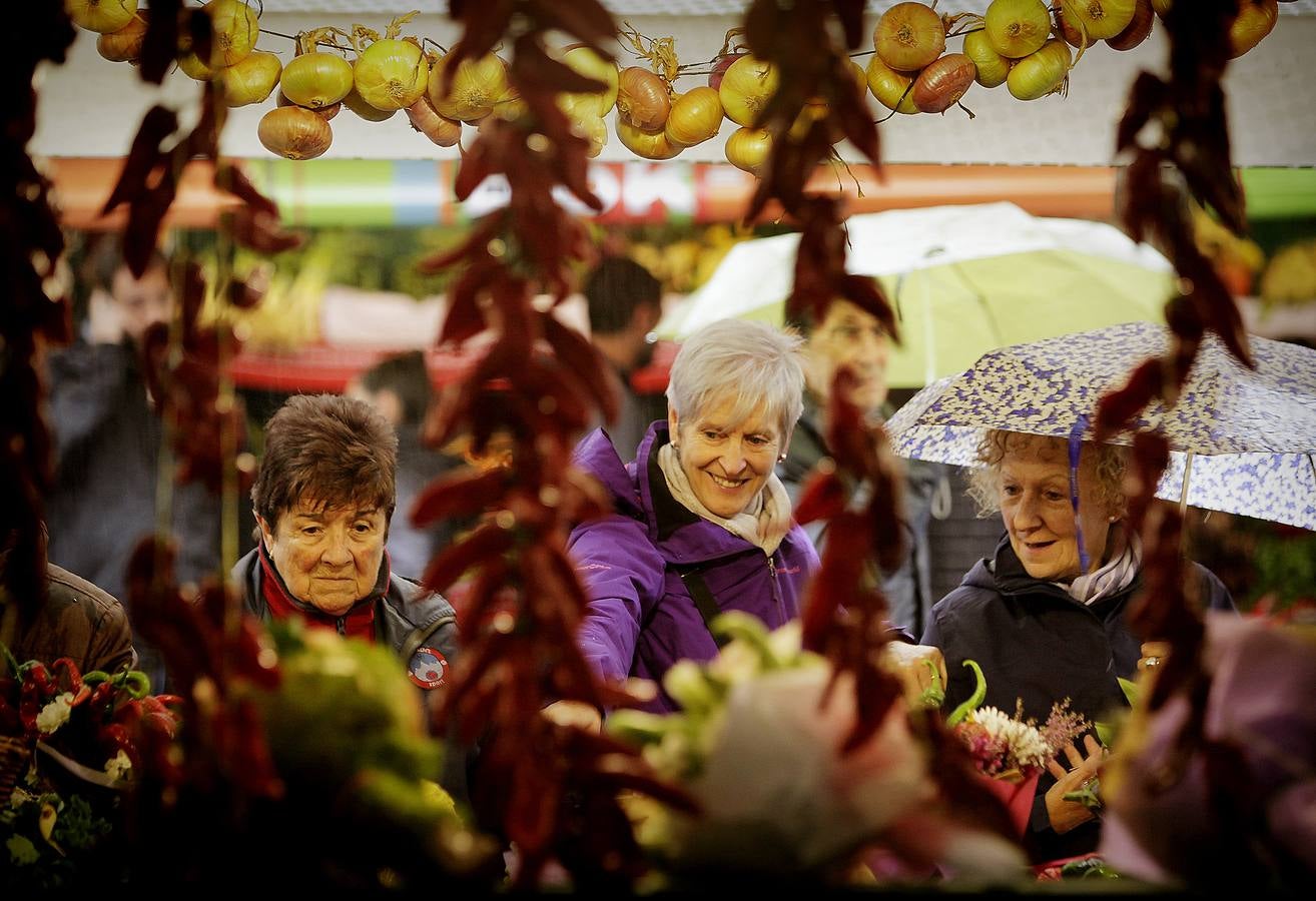 A Pesar de los constantes chaparrones, la villa foral se ha volcado con su tradicional mercado de octubre