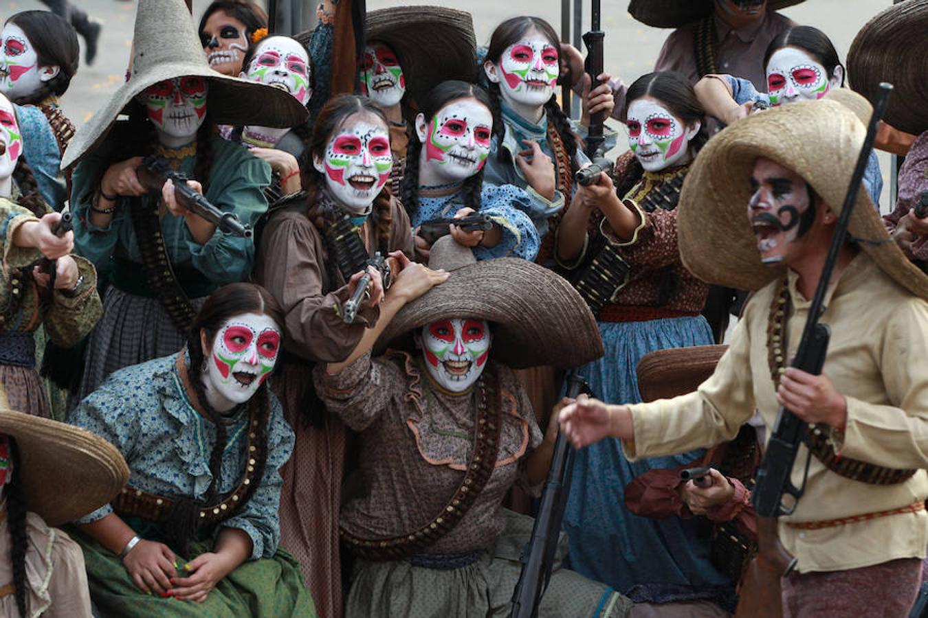 Cerca de 800 artistas y mil voluntarios participaron en el colorido trayecto de más de 6 kilómetros. En el desfile se honró a los 369 fallecidos del terremoto y se rindió tributo a los rescatistas