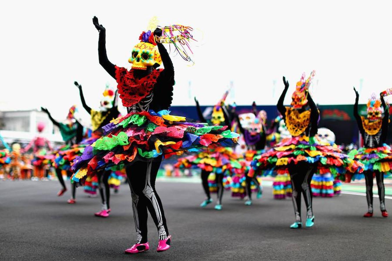 Cerca de 800 artistas y mil voluntarios participaron en el colorido trayecto de más de 6 kilómetros. En el desfile se honró a los 369 fallecidos del terremoto y se rindió tributo a los rescatistas