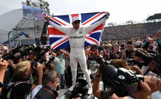 Lewis Hamiltonek bere laugarren Munduko Txapelketa eskuratu zuen igandean.