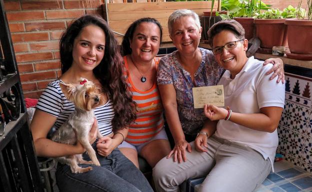 Dos hijas y dos nietas del matrimonio, con la misiva