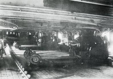 Imagen secundaria 1 - (Arriba) Oficiales de la fragata Vitoria hacia 1880 en Barcelona. Los cañones que formaban la batería de la fragata y (abajo) fotografía de 1897 de José María de Beránger y Ruiz de Apodaca, Vice Almirante y Ministro de Marina.