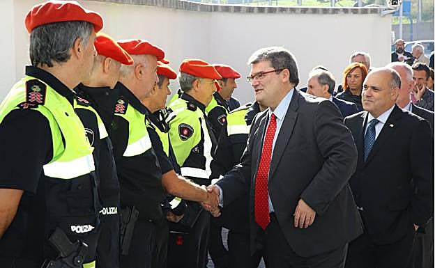 El alcalde de Bilbao, Juan Mari Aburto, inaugura la comisaría de Basurto.