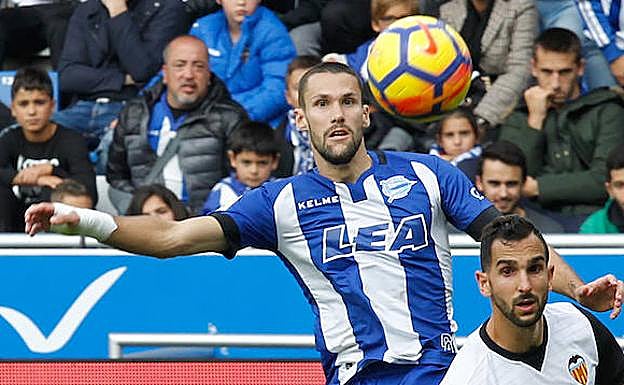 Pedraza, con la mano vendada en el tramo final del partido ante el Valencia. 