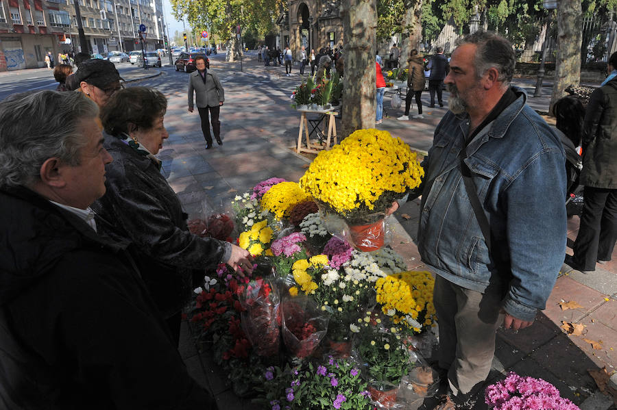 Multitud de personas se han acercado este miércoles a los cementerios de la provincia para recordar a sus seres queridos fallecidos