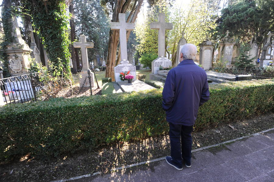 Multitud de personas se han acercado este miércoles a los cementerios de la provincia para recordar a sus seres queridos fallecidos