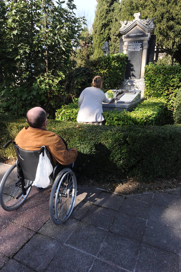 Multitud de personas se han acercado este miércoles a los cementerios de la provincia para recordar a sus seres queridos fallecidos