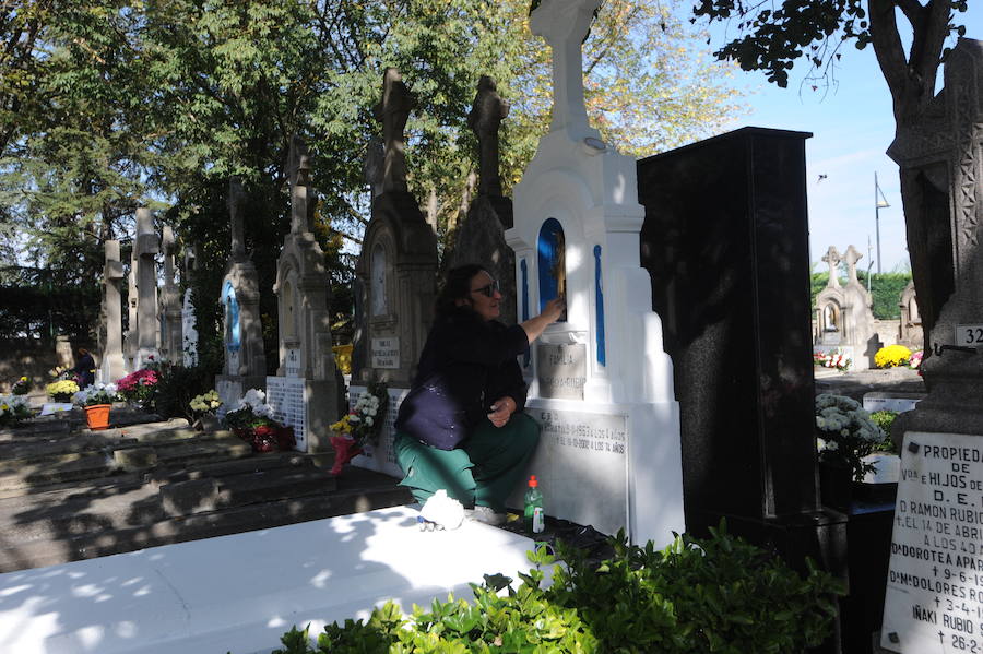 Multitud de personas se han acercado este miércoles a los cementerios de la provincia para recordar a sus seres queridos fallecidos