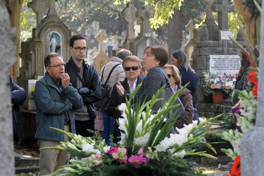 Multitud de personas se han acercado este miércoles a los cementerios de la provincia para recordar a sus seres queridos fallecidos